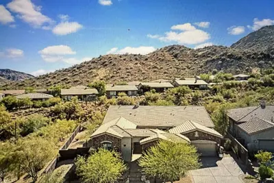 Image de Mountain Oasis! ! - 30 Day Minimum- Infinity Pool, Hot Tub, Putting Green, Hiking