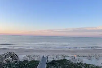 Image de Welcome to \"By the Sea\" in Oib- updated Ocean-front 5 bedroom home with hot tub