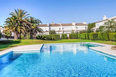 Joli appartement dans une maison de vacances avec Wifi, piscine, Tv, patio et parking