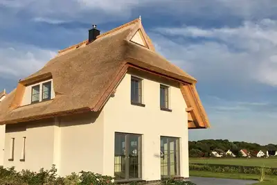 Image de Vacation home \"Distelfink\" in Dranske \/ Lancken - thatched roof house with Bodden view, sauna and fireplace in