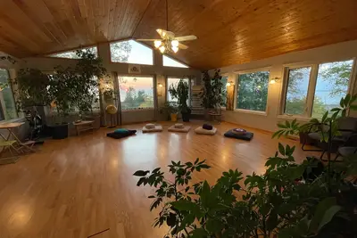 Image de Lakeside Retreat w\/panoramic lake views, swim spa & Yoga\/Meditation\/Art studio