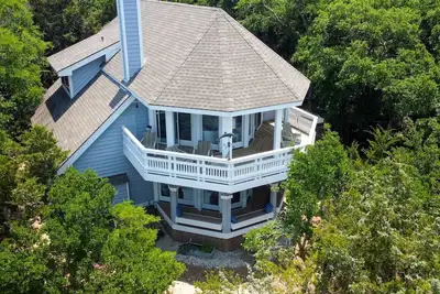 Image de Light Bright Tree Top Living with Sunset Glow Bhi and Shoals Club
