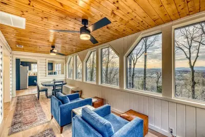 Image de Eagles Haven - Two Cabins w/ Massive Deck & Views!