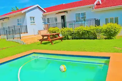Image de Spacious urban home with private pool in the backyard. 5 minutes from the beach.