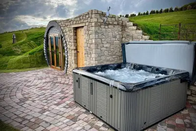 Image de Rabbits View - Underground Hobbit Home Sleeping 6 guests in 3 bedrooms
