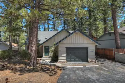 Image de Golden Bear Pines by Destination Big Bear: Walk to Snow Summit! Fenced Yard! Pet Friendly! Spa!