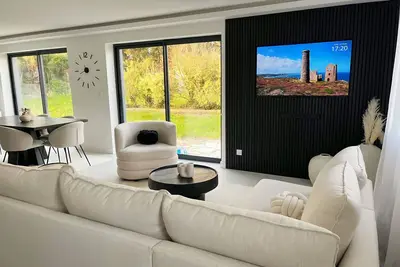 Image de Maison de standing avec salle cinéma et jacuzzi intérieur.