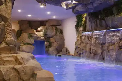 Image de Indigo Falls ~ 8br w/Golf Simulator, Indoor Cave Pool, Hot Tub, Game Room, Theater, & Views!