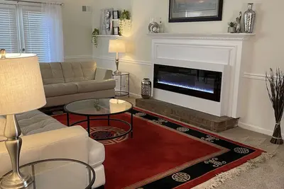 Image de Spacious & Beautiful w private deck, centrally located