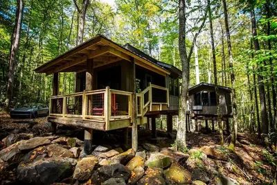 Image de Treehouse Over Creek with WiFi, private hiking trails, firepit & swimming hole