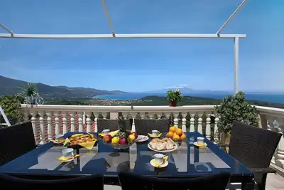 Image de Villa de luxe \"Zante Sunset Vibes\" avec vue sur la mer, balcons privés et climatisation.
