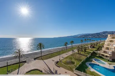 Image de Appartement \"Bonito Apartamento Frente Al Mar\" avec vue sur la mer, Wi-Fi et climatisation.