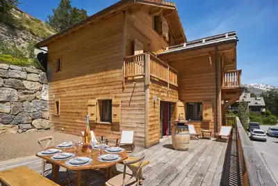 Image de Chalet de luxe avec terrasse, vue sur les montagnes et Wi-Fi.