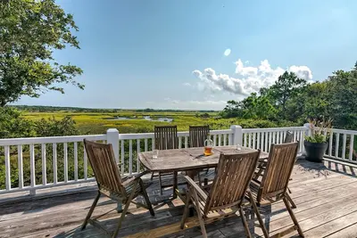 Image de Charming retreat on private Middle Island amazes with its panoramas, tranquility and comfort