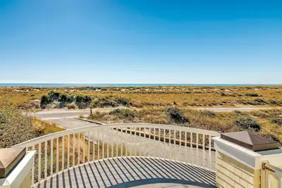 Image de Enjoy nothing but dunes between you and the beach at Sea Haven!