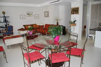 Image de Palm-Beach - Appartement style contemporain avec jardin privatif