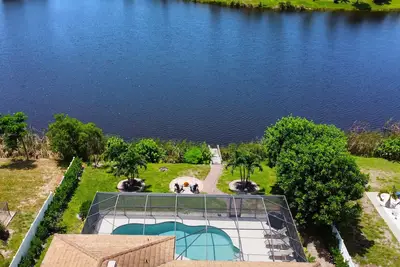 Image de Remodeled Lakefront Pool Home, Privacy, screened Lanai, Bicycles, close to Beach