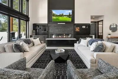 Image de Luxurious Modern Mountain Estate! Hot Tub | Gas Fire Pit | Game Room & more!