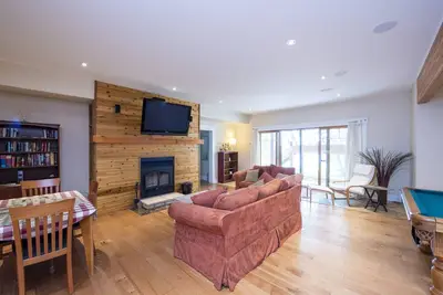 Image de Very spacious and elegant, neat, executive apartment c/w hot tub and pool table.