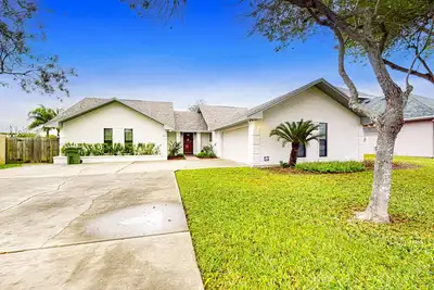 Image de One-level home with huge back yard, adjacent nature trail, & screened patio