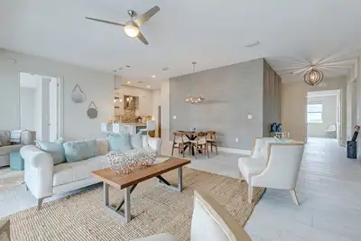 Image de Luxurious four-bedroom stay with a soaking tub, ocean views, & pool access