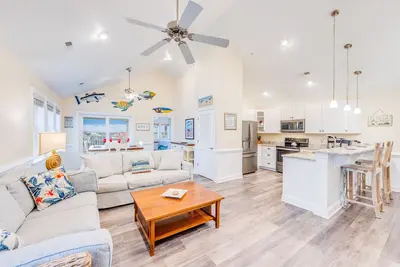 Image de Summer Savings - Canalfront Condo w/ Private Deck, Resort Pool, and Boat Slips