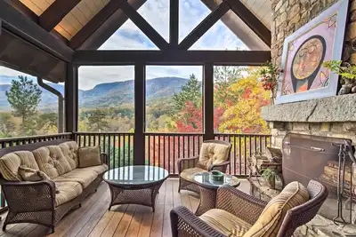 Image de Pool & Mountain Views: Stunning Mill Spring Home!