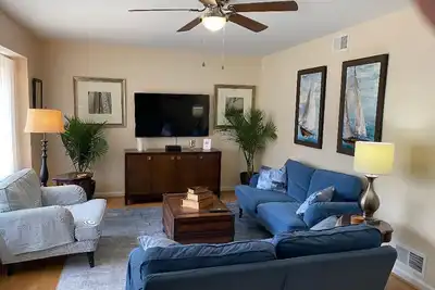 Image de Dogs love the fenced backyard - 15 mins to Downtown