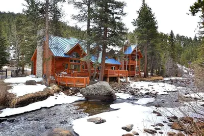 Image de Blue Spruce Manor - 5 bedroom luxury home with hot tub