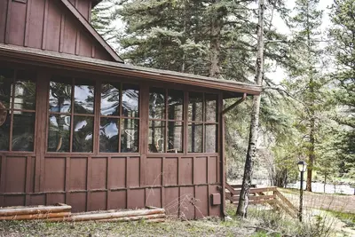 Image de Blue Spruce Cabin - Historic 3 bedroom riverfront cabin