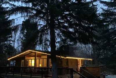 Image de Cozy chalet w/heated pool, hot tub, sauna 3 min dr. to the Blue Mountain village