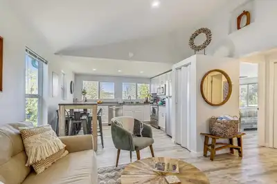 Image de Forest Heights ~ Relaxed Modern-Boho Style, Forest Views, Hot Tub, Wine Country