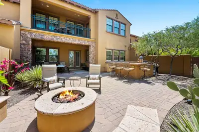 Image de Desert Dream Stay: Tuscan Townhome w/ Sunset, Golf & Mountain Views