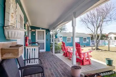 Image de 1 Br Efficiency in Private Historic Motel w pool!