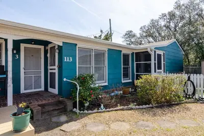 Image de 1 Br Efficiency in Private Historic Motel w pool!