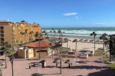 Image de RockyCondo - Princesa B-403 Beach Front 2Bdrm 2Bath Condo