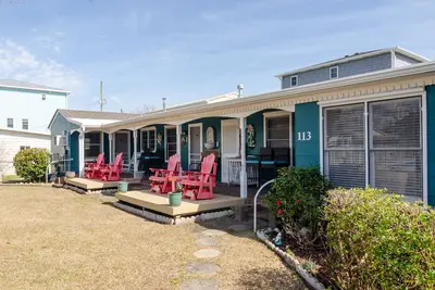 Image de 2 Br Apt in Private Historic Motel w pool!