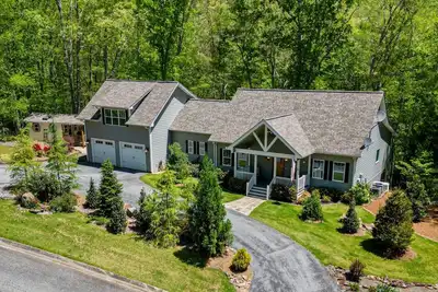 Robin's Nest-4 Bed/3. 5 Bath/HotTub/Game Room/Creek!