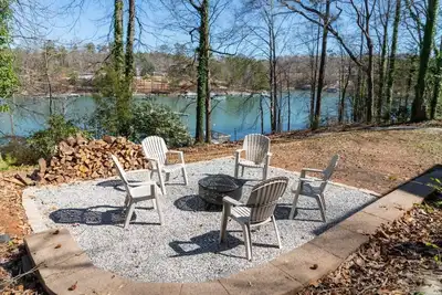 Image de Perfect Summer get away! Charming 4 bedroom lake front home.