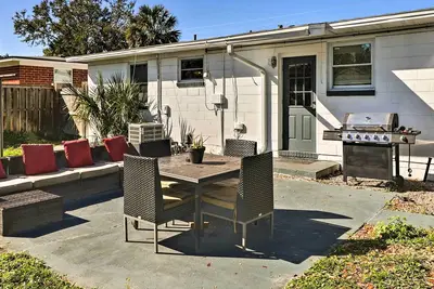 Image de Updated Jacksonville Beach Home w/ Yard!