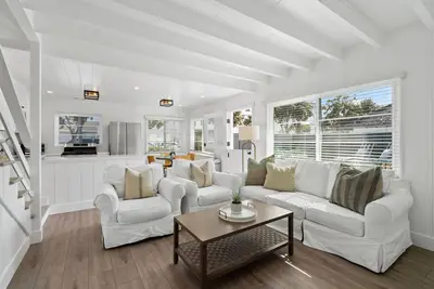 Image de Newly remodeled Peninsula Point Cottage - steps to the beach