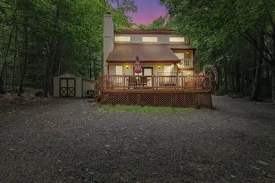Image de Lake Steps Away! Hot Tub, Kayaks, King Bed near Hiking, Waterparks, Casino &More