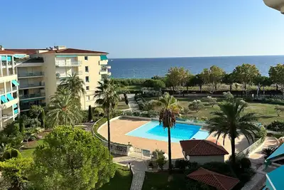 Image de 5 min. de la plage, appartement rénové avec vue magnifique sur la mer et parking
