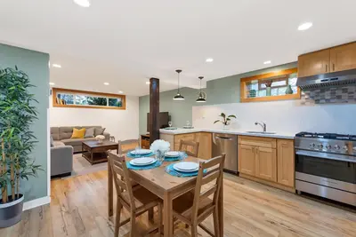 Image de New Spacious Apartment Next to Vibrant Green Lake