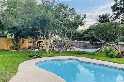 Image de In Ground Pool - Big Yard - Awesome Location! ! !