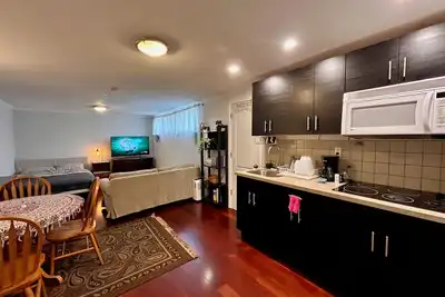 Image de Cozy Private Studio Apartment + Parking, Great for Toronto Commuters