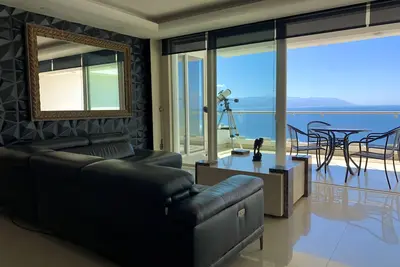 Image de Incredible condo with panoramic views of the sea and mountains
