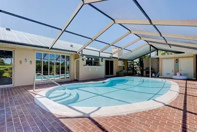 Image de Family Home w/ Pool, Dining Room, and Golf View