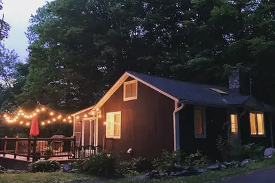 Image de Cozy & Chic Cabin by the Lake, with access to private Beach!