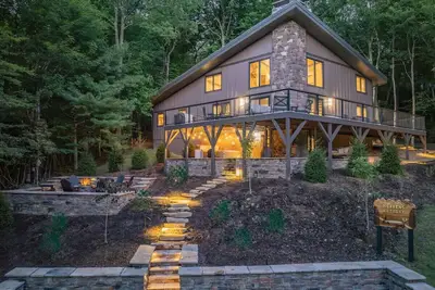 Image de *Luxury* Home, Hot Tub, Firepit, Games & More!